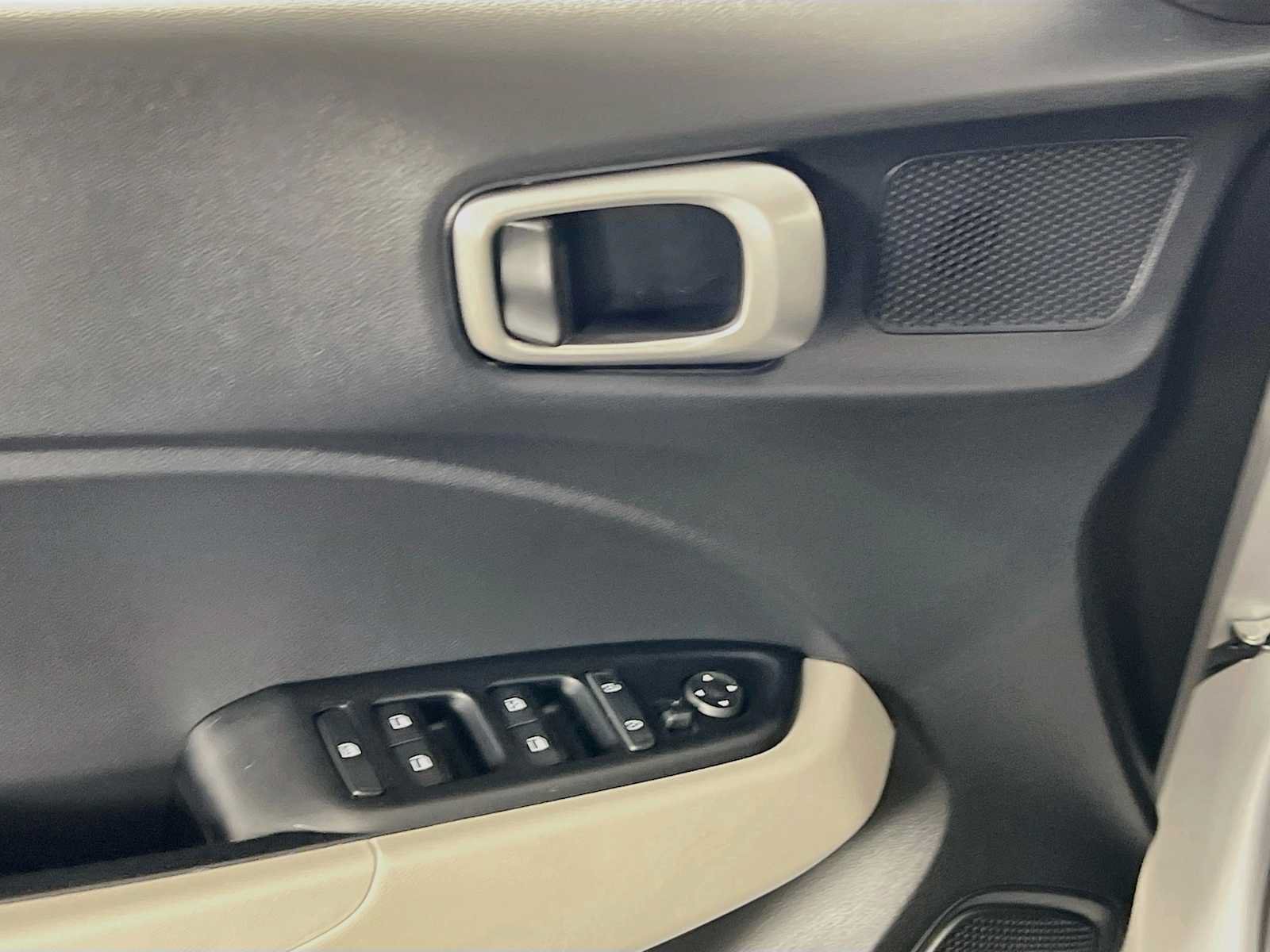 Certified 2025 Hyundai Venue FWD image 18