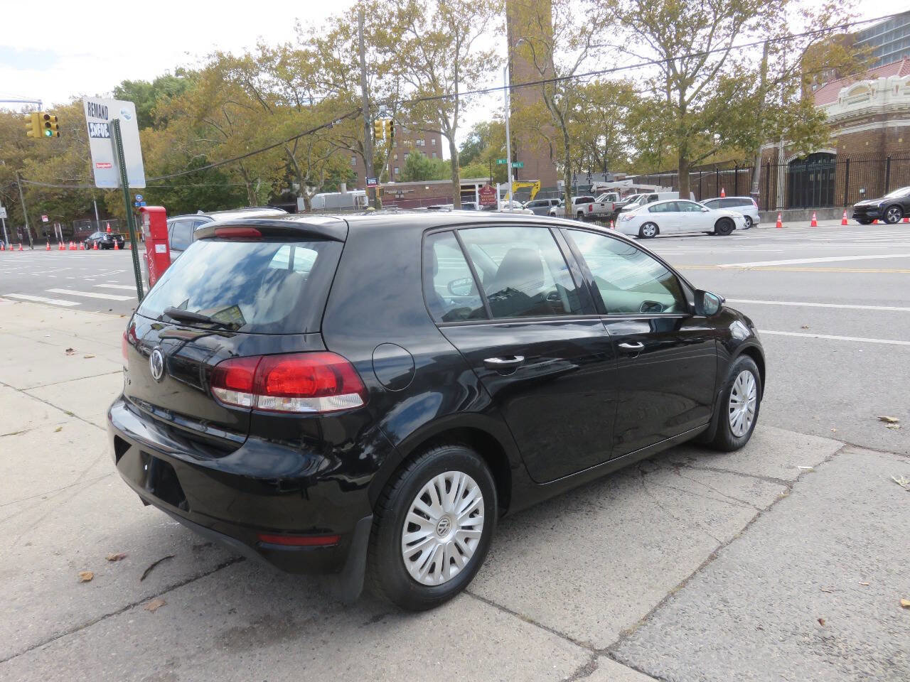 Used 2014 Volkswagen Golf 4-Door image 3