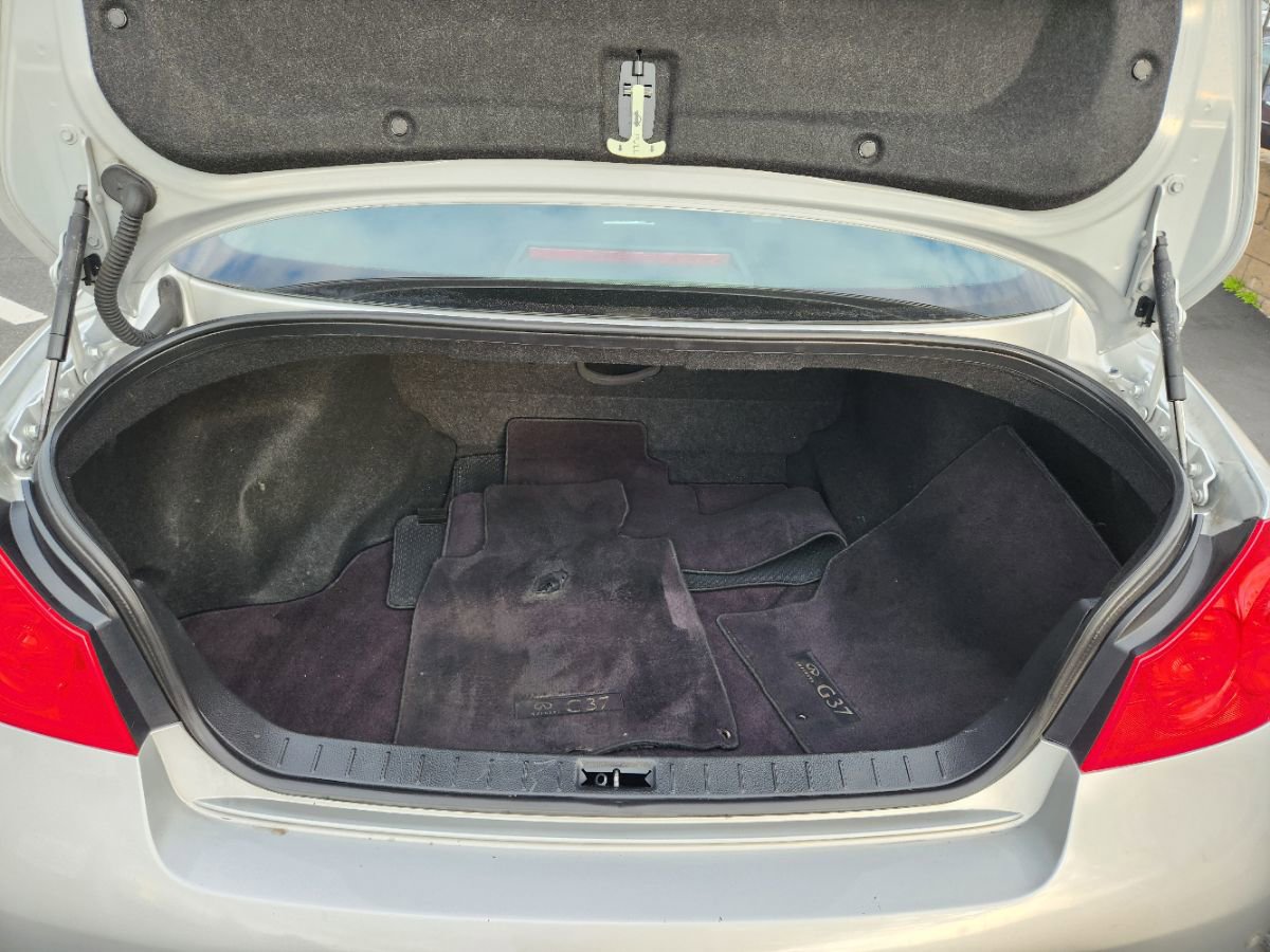 Used 2011 INFINITI G37 Journey w/ Premium Pkg image 11