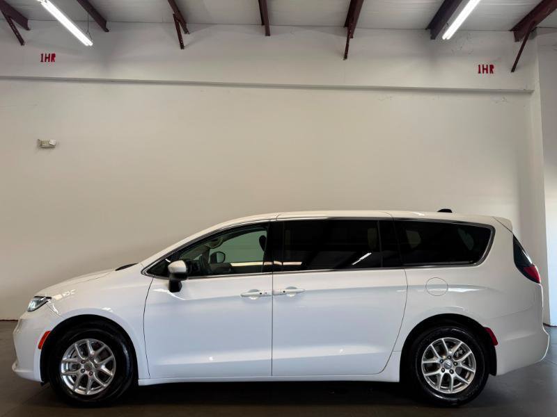 Used 2023 Chrysler Pacifica Touring-L FWD image 3