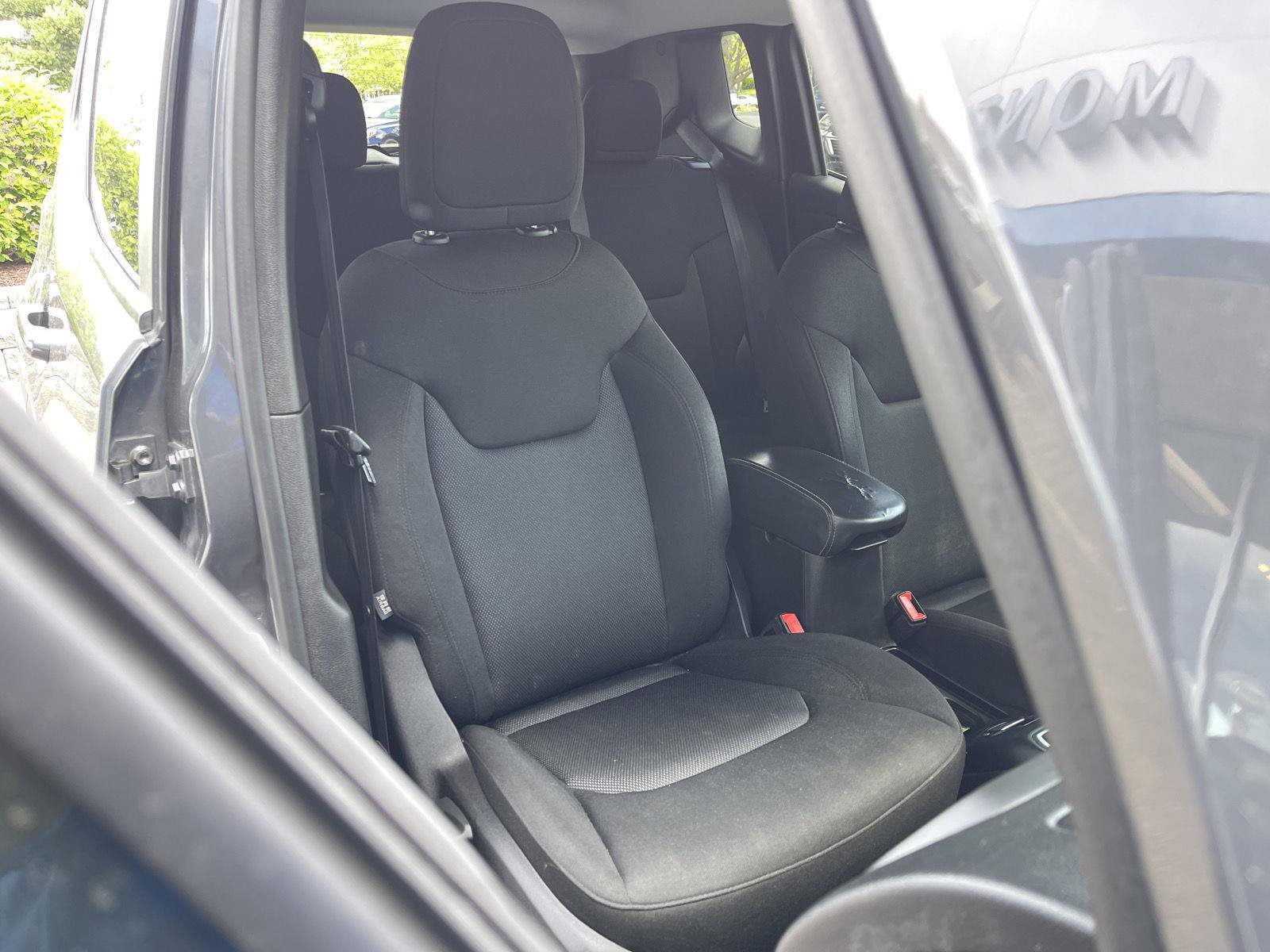 Used 2023 Jeep Renegade Latitude AWD/4WD image 28