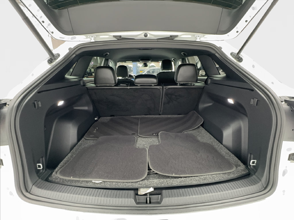Used 2024 Volkswagen Atlas Cross Sport SE FWD image 18