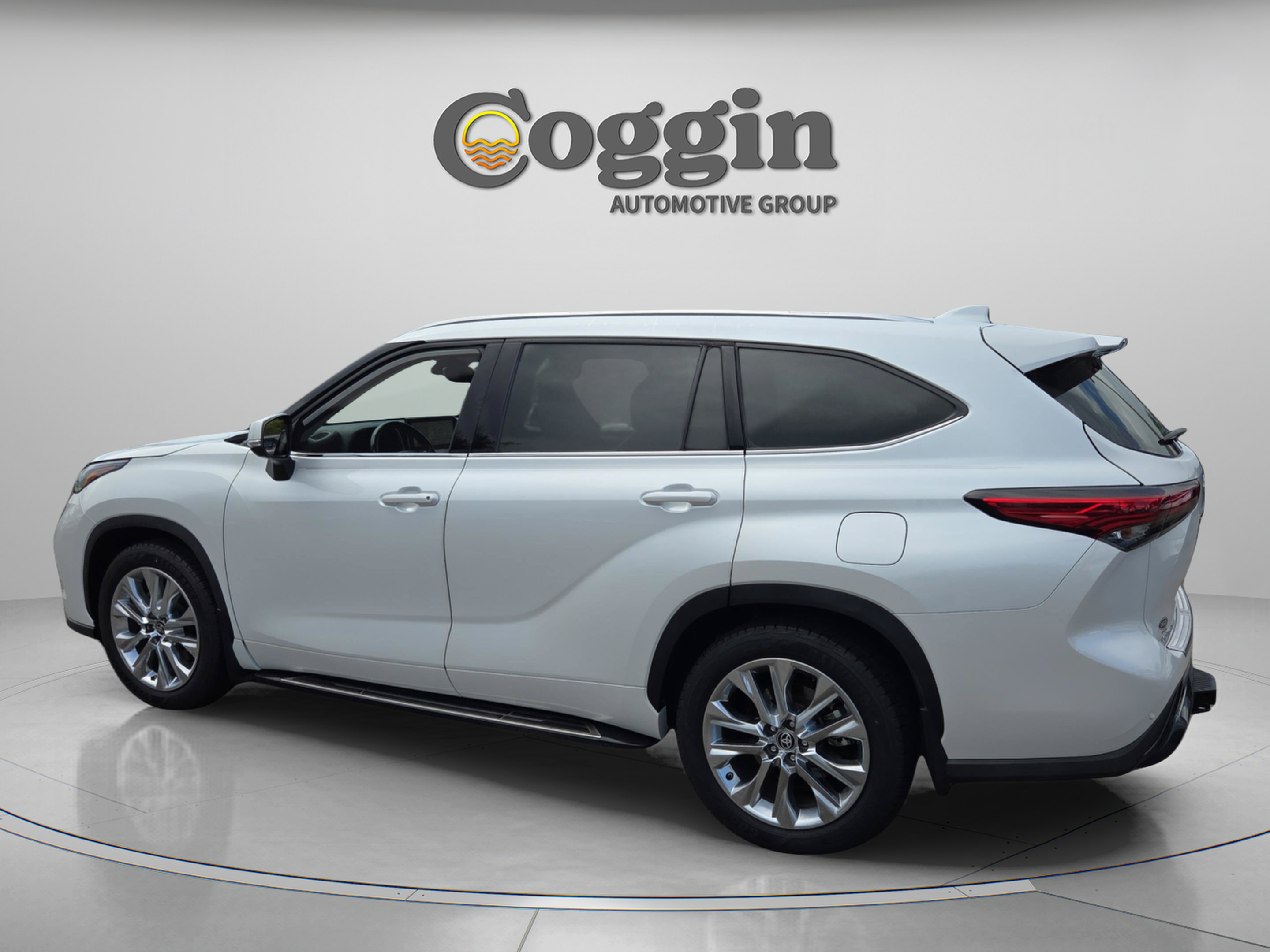 Used 2023 Toyota Highlander Limited AWD/4WD image 3