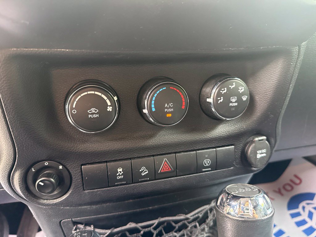 Used 2016 Jeep Wrangler Unlimited Sahara w/ Connectivity Group AWD/4WD image 26
