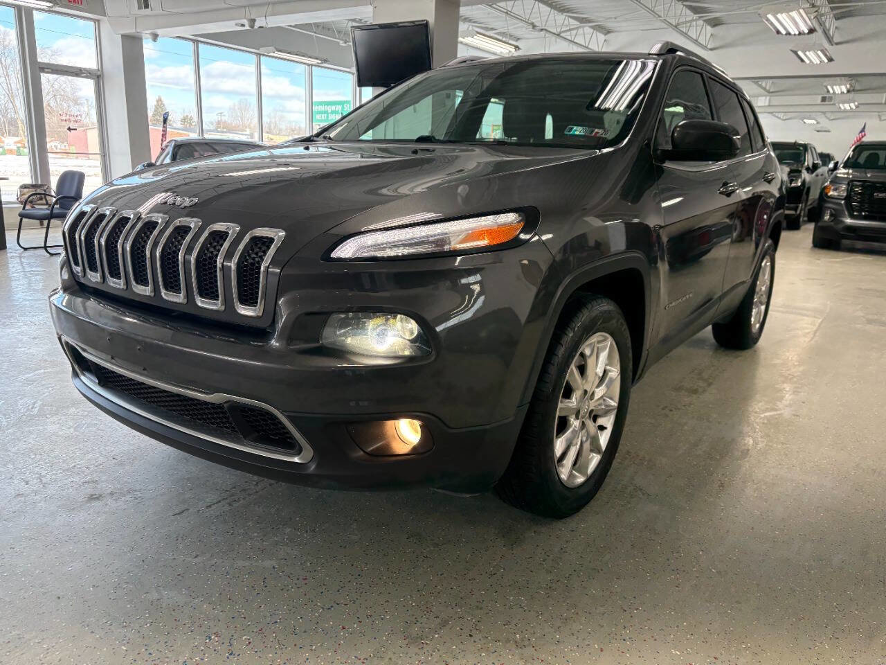 Used 2015 Jeep Cherokee Limited w/ Luxury Group image 3