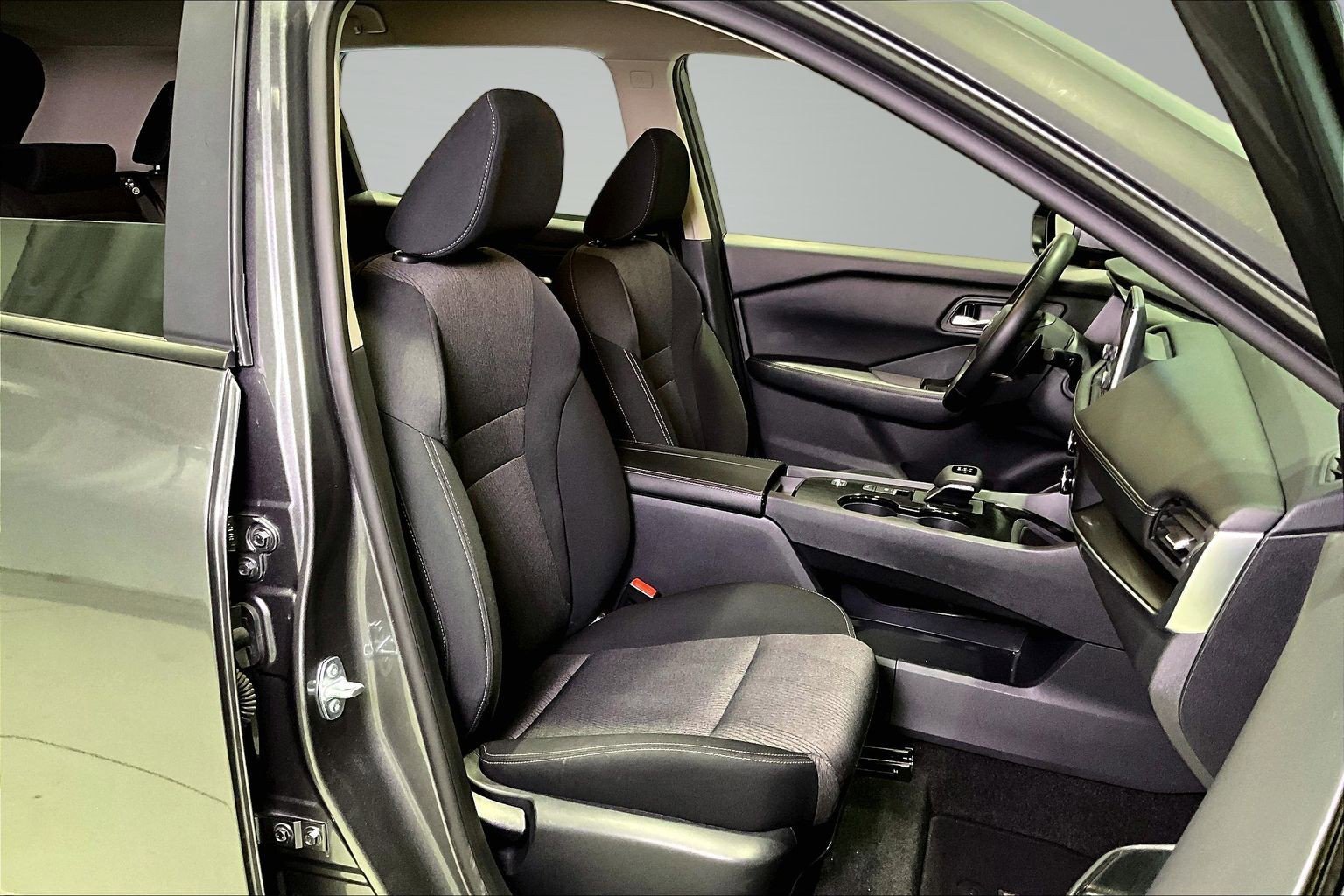 Used 2025 Nissan Rogue SV FWD image 28