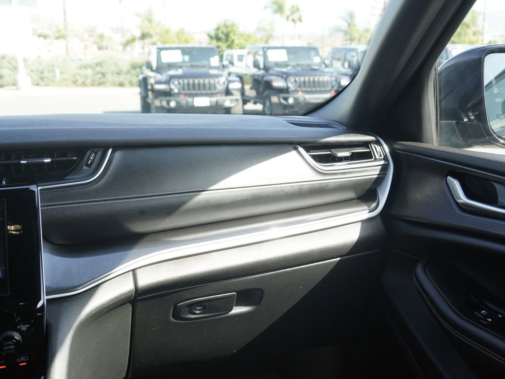 Used 2023 Jeep Grand Cherokee Altitude AWD/4WD image 27