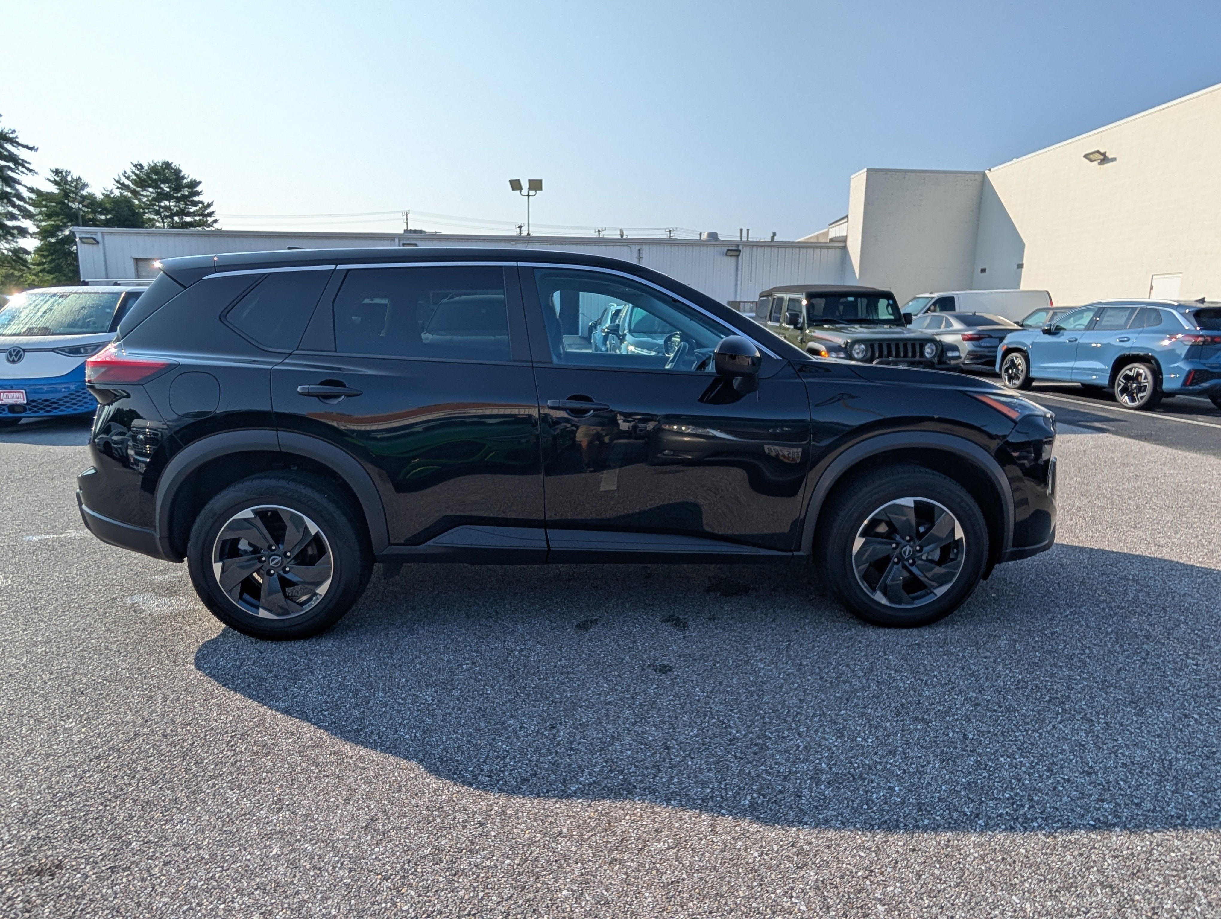 Used 2024 Nissan Rogue SV AWD/4WD image 2