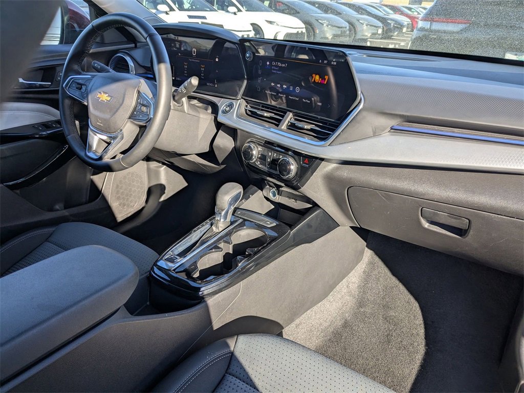 Used 2025 Chevrolet Trax LT w/ LT Convenience Package image 32
