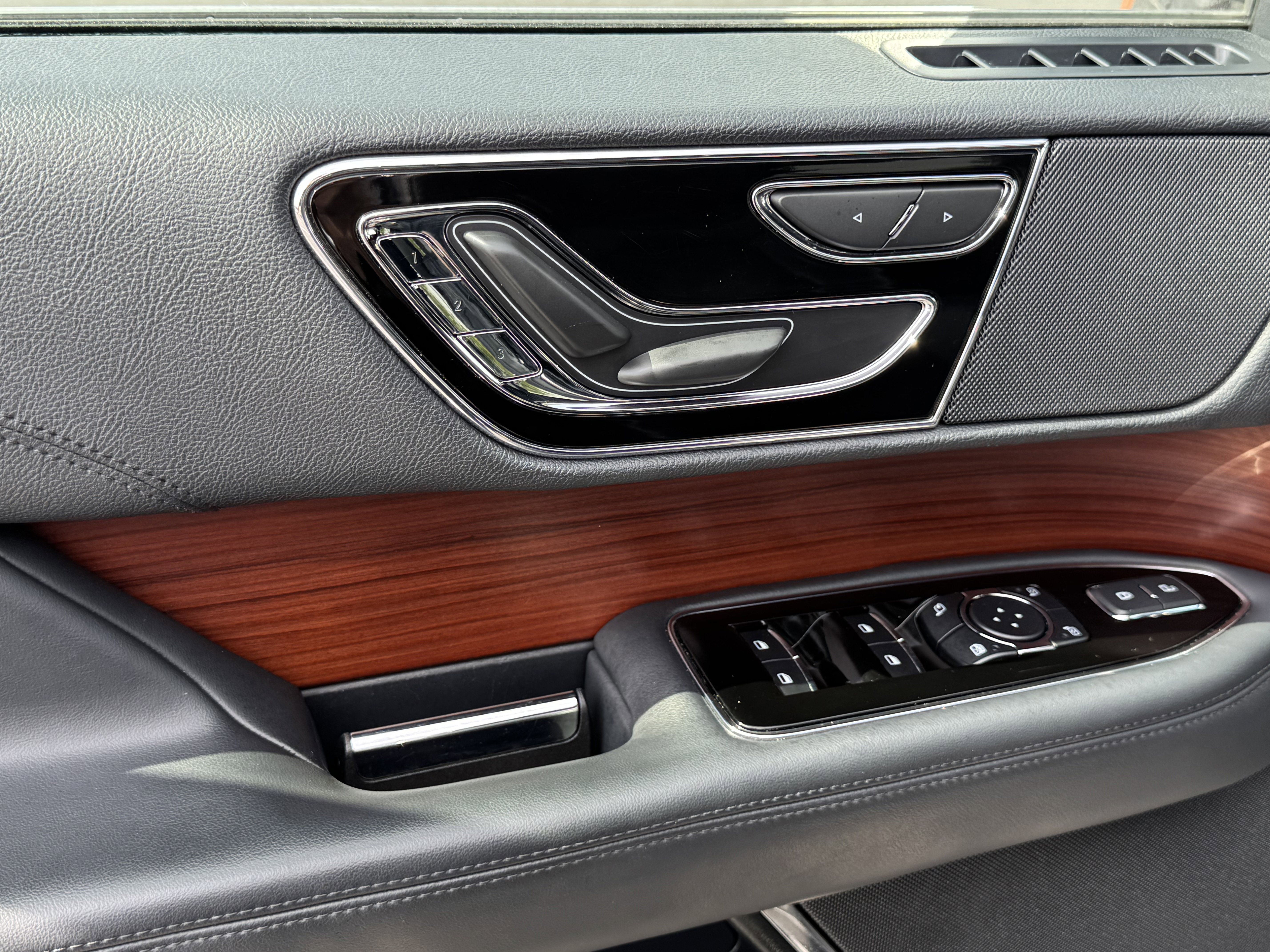 Used 2024 Lincoln Navigator L 4WD image 36