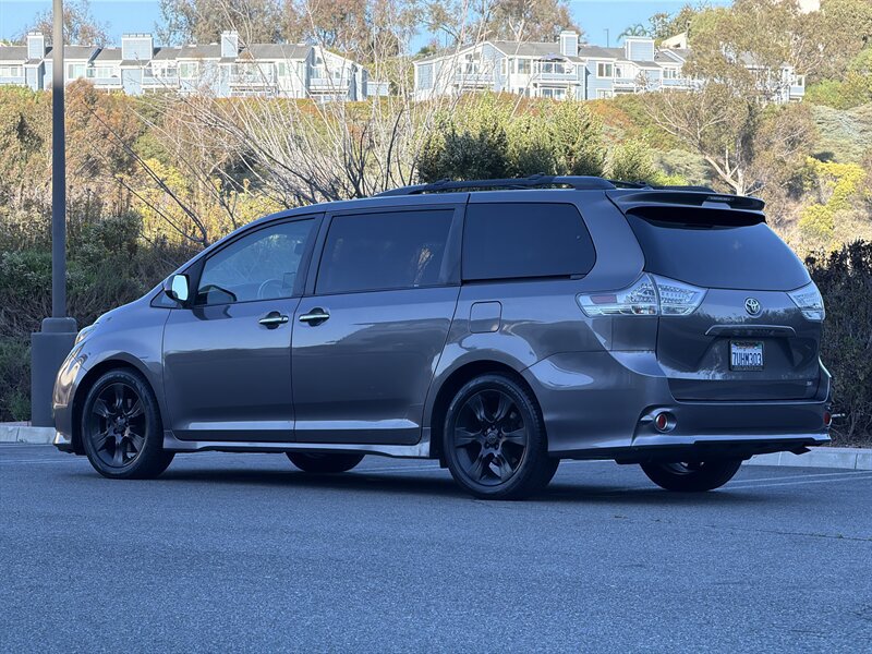 Used 2016 Toyota Sienna SE Premium FWD image 4