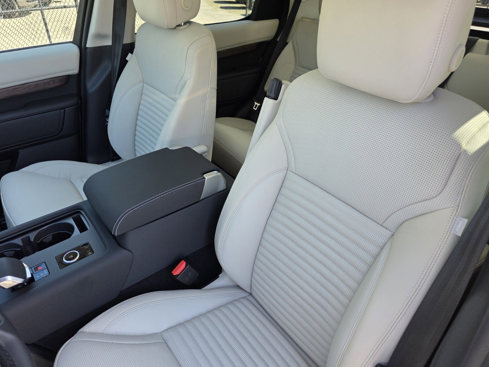 Used 2026 Land Rover Discovery Dynamic SE image 11