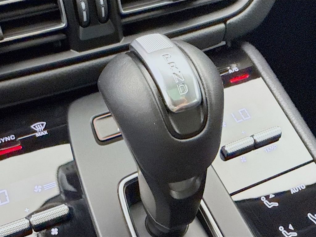 Certified 2025 Porsche Macan AWD/4WD image 22