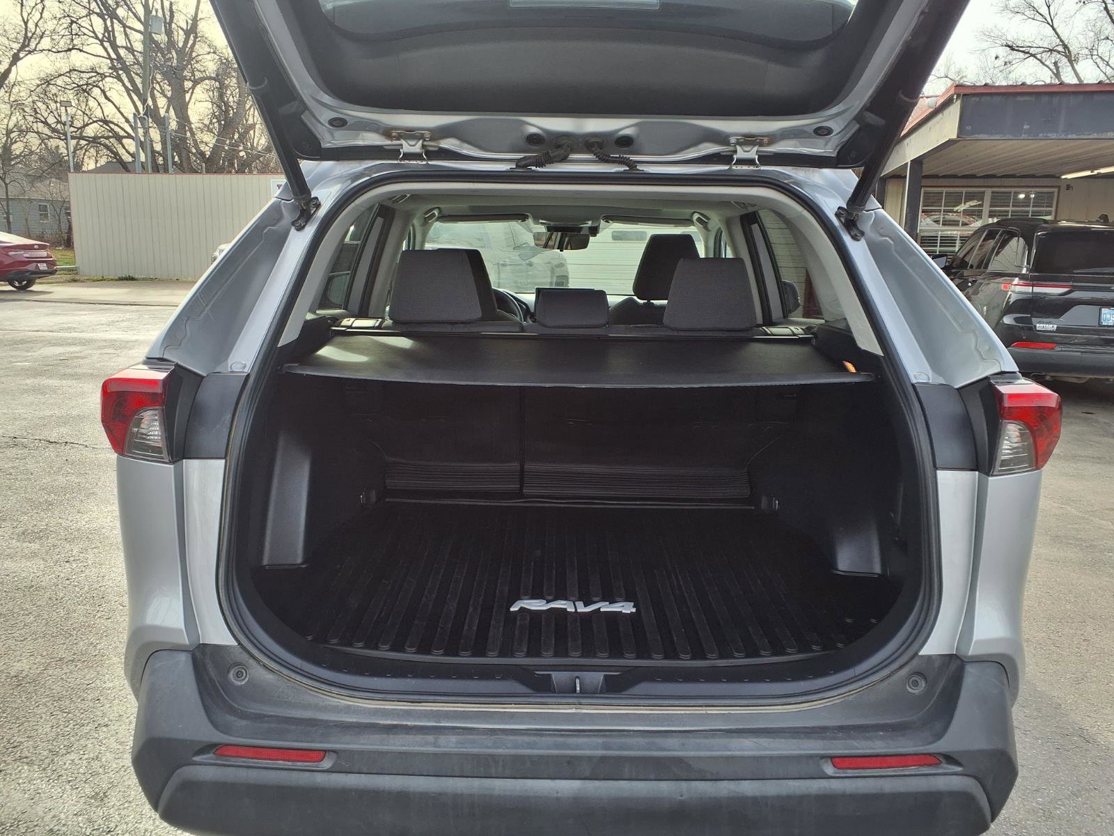 Used 2021 Toyota RAV4 XLE w/ Convenience Package image 22