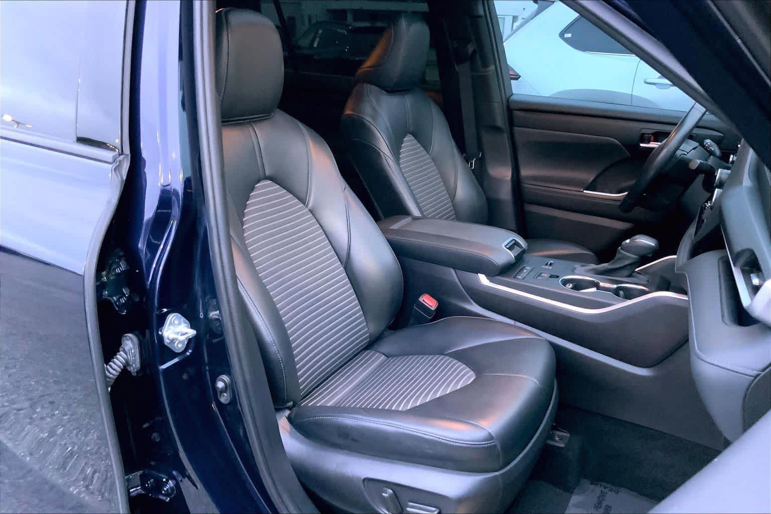 Used 2022 Toyota Highlander XSE FWD image 16