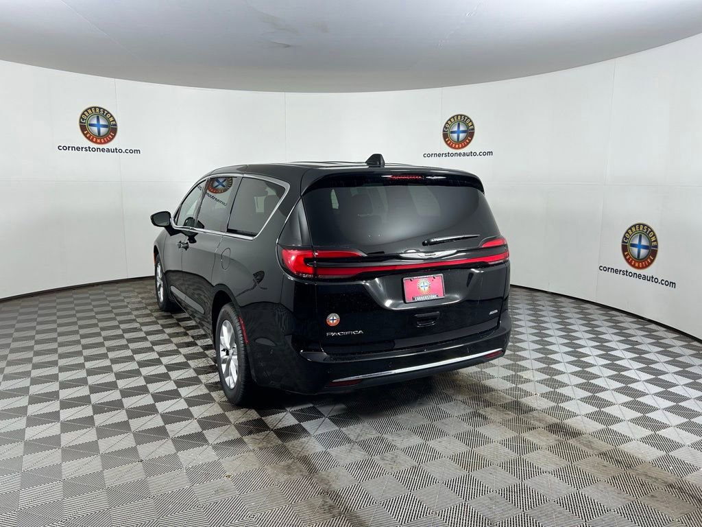 Used 2025 Chrysler Pacifica Select image 21