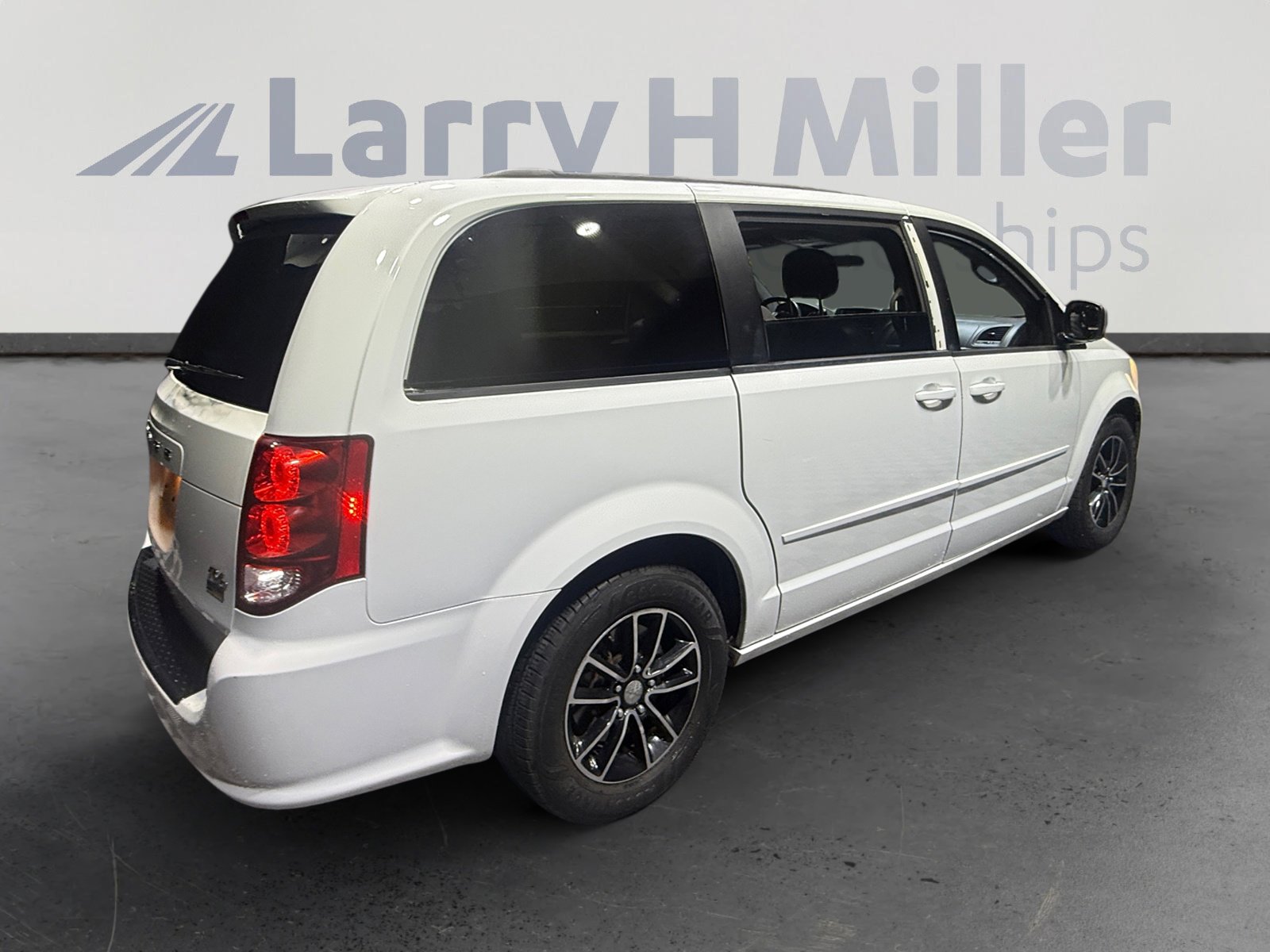 Used 2016 Dodge Grand Caravan R/T FWD image 5