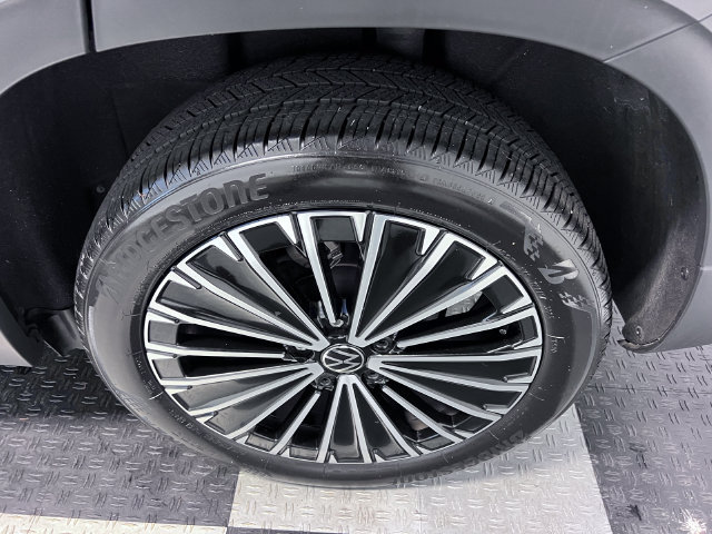 Certified 2025 Volkswagen Taos SE FWD image 15