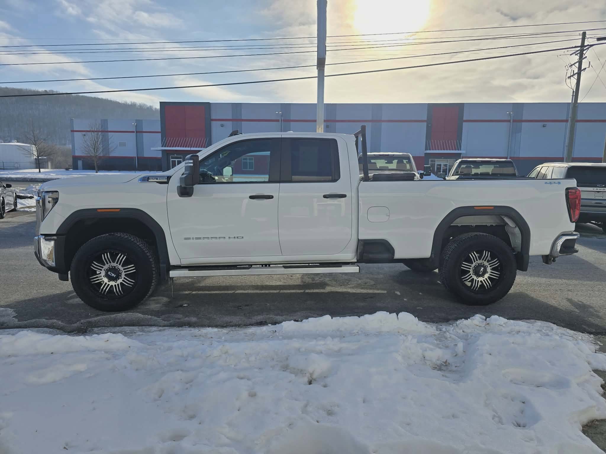 Used 2024 GMC Sierra 2500 Pro w/ Convenience Package image 6