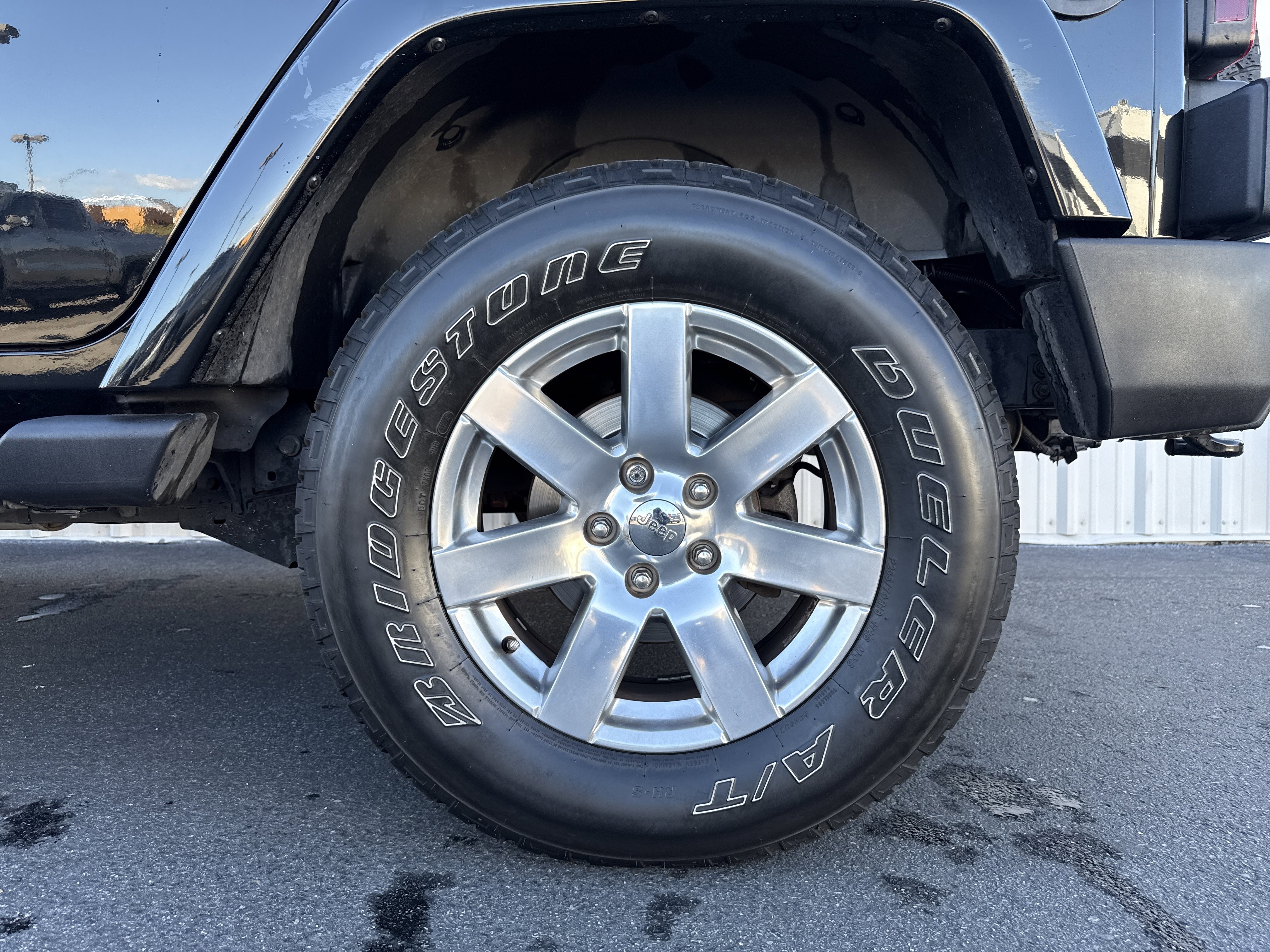 Used 2018 Jeep Wrangler Unlimited Sahara w/ Connectivity Group image 3