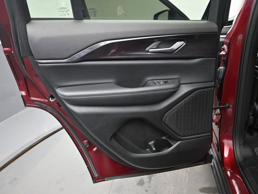 Used 2023 Jeep Grand Cherokee Altitude image 14