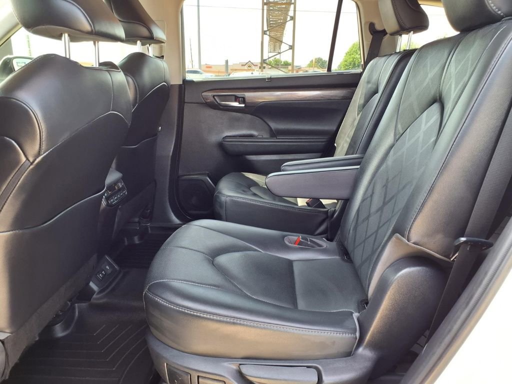 Used 2021 Toyota Highlander Platinum FWD image 11