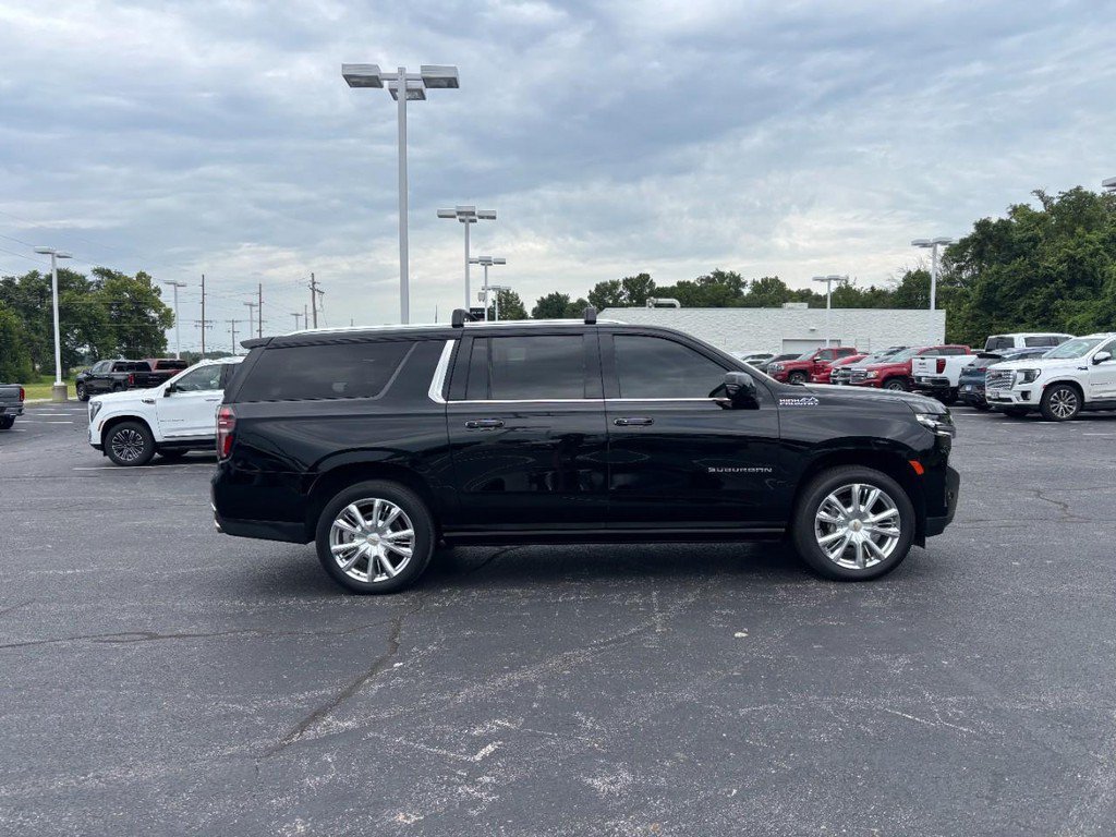 Used 2023 Chevrolet Suburban High Country AWD/4WD image 2