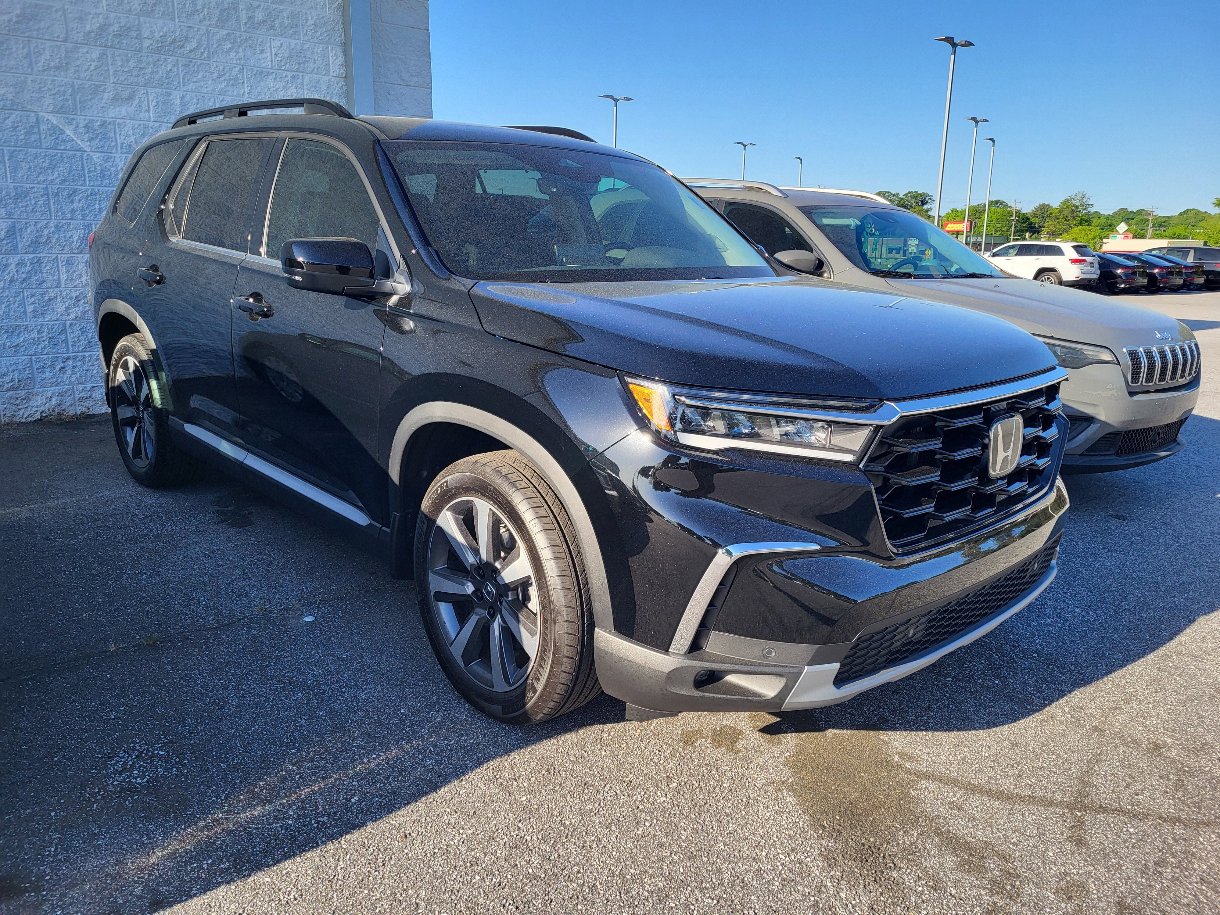 Used 2025 Honda Pilot Touring image 3