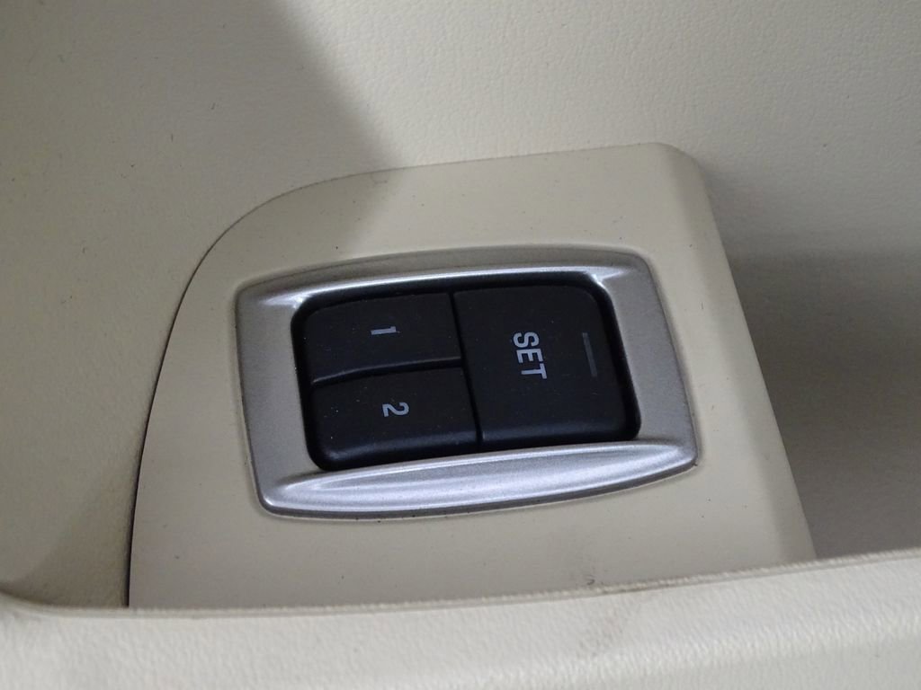 Used 2013 Jaguar XF image 15