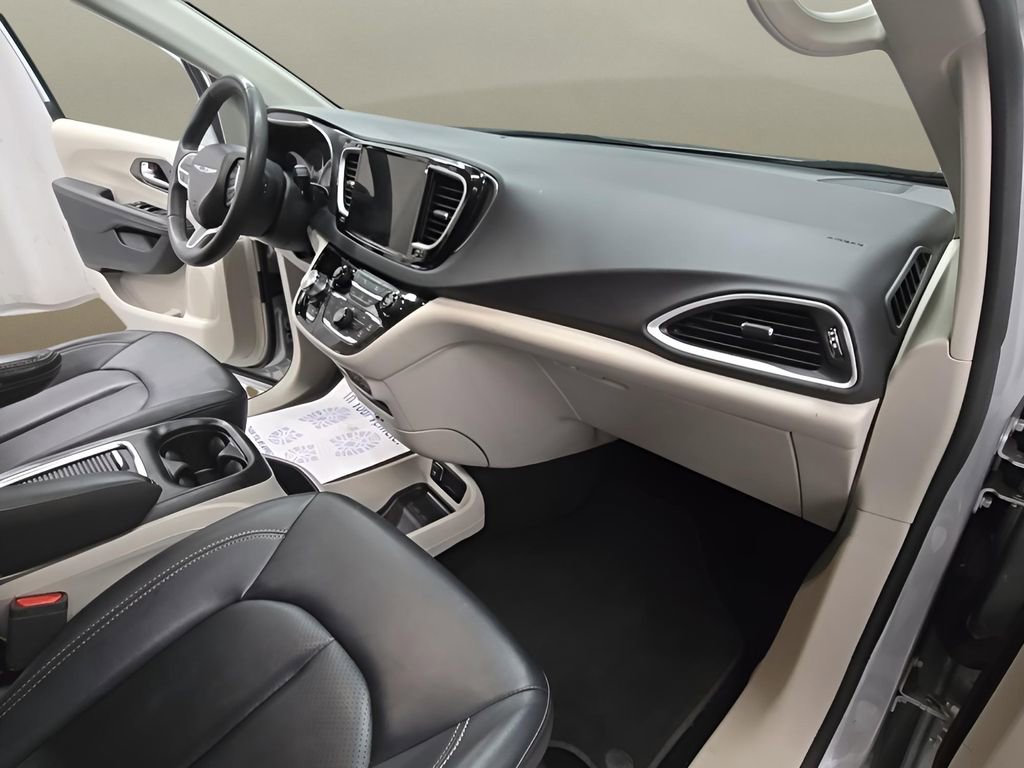 Used 2024 Chrysler Pacifica Touring-L image 20