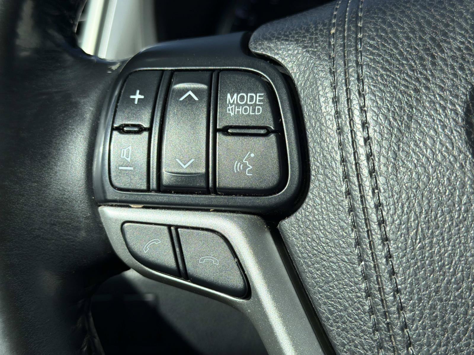 Used 2017 Toyota Highlander XLE w/ Carpet Mat Package AWD/4WD image 17