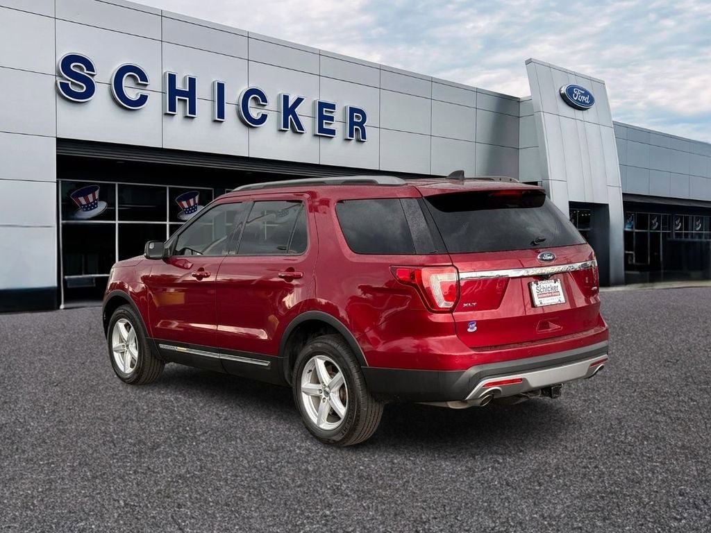 Used 2017 Ford Explorer XLT w/ Equipment Group 202A AWD/4WD image 3