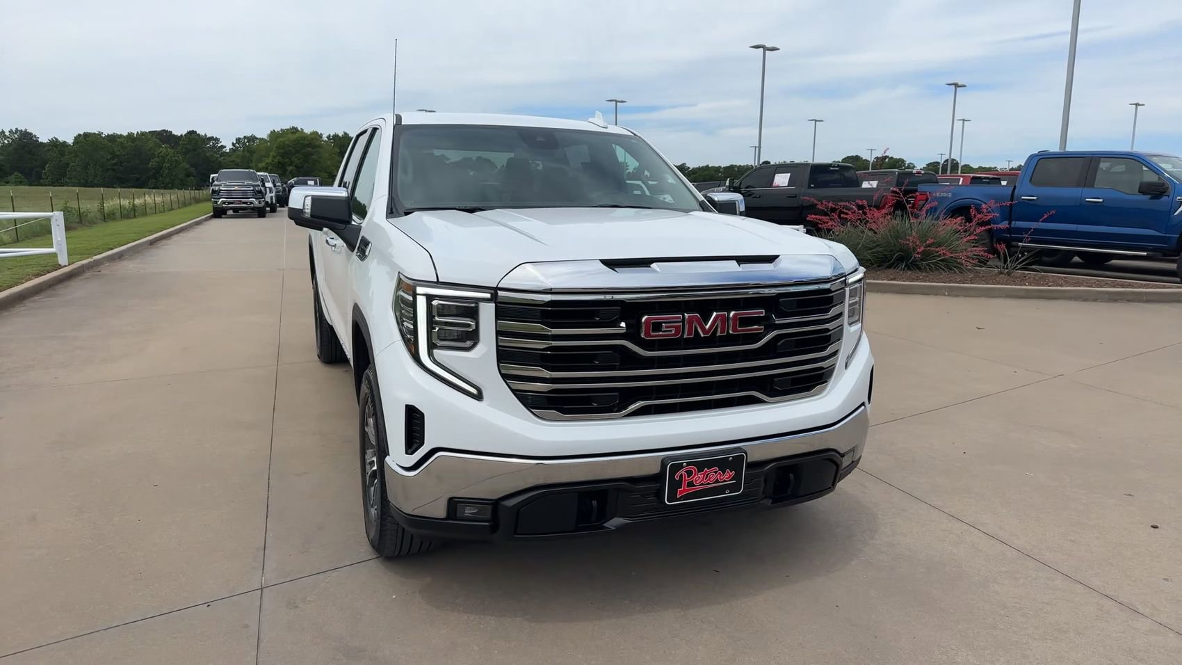 Used 2025 GMC Sierra 1500 SLT AWD/4WD image 4