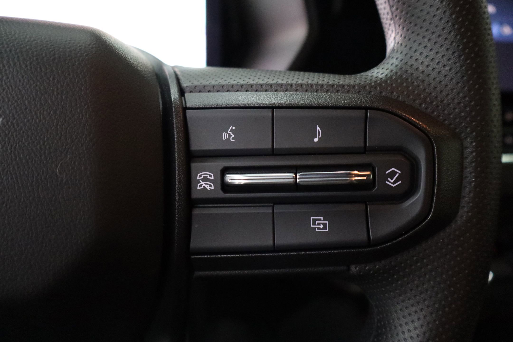 Used 2025 Chevrolet Colorado Trail Boss image 18