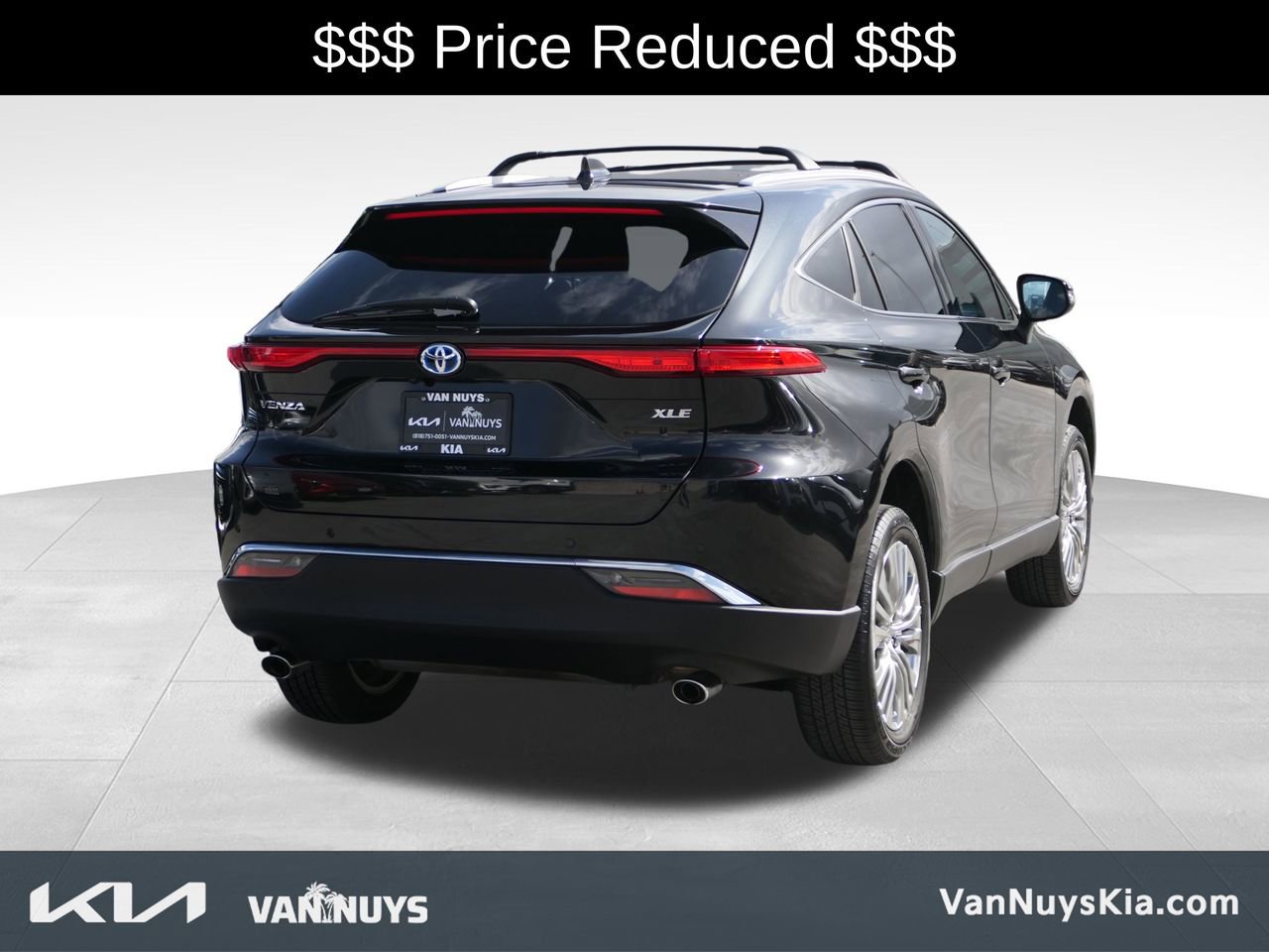 Used 2024 Toyota Venza XLE image 3