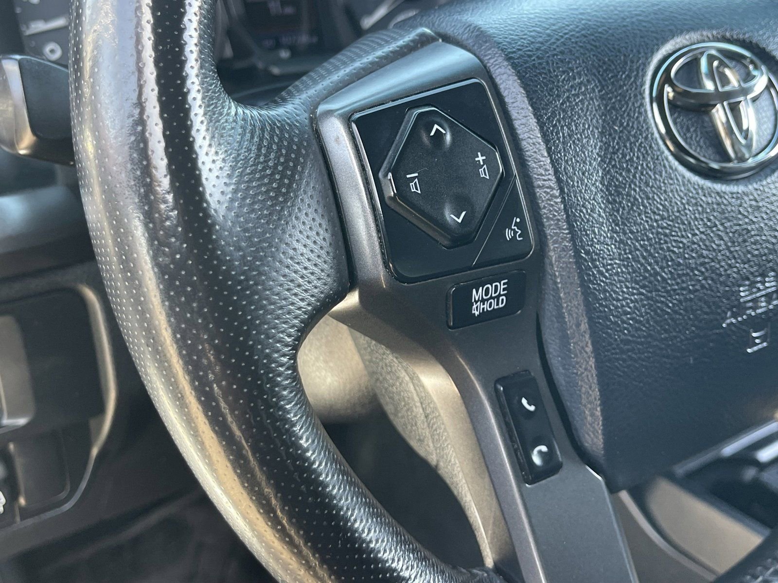 Used 2017 Toyota Tacoma TRD Off-Road w/ Premium & Technology Package AWD/4WD image 24