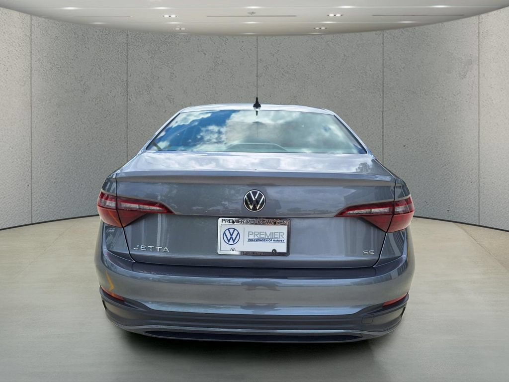 Used 2023 Volkswagen Jetta SE w/ Panoramic Sunroof Package FWD image 4