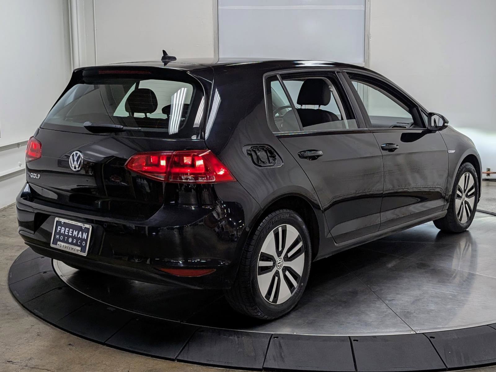 Used 2016 Volkswagen e-Golf SEL Premium w/ Driver Assistance Package FWD image 9
