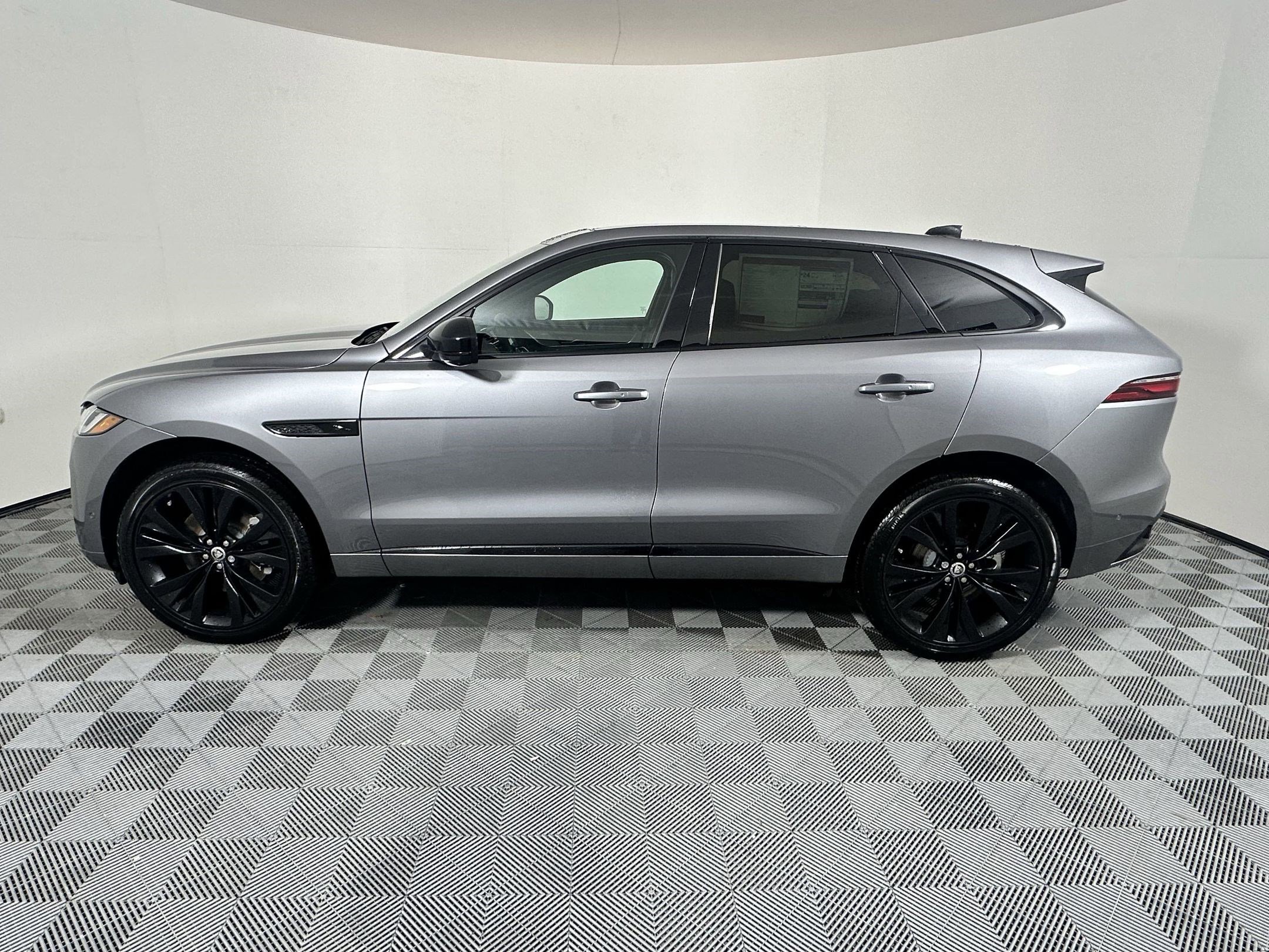 Used 2026 Jaguar F-PACE R-Dynamic S image 2