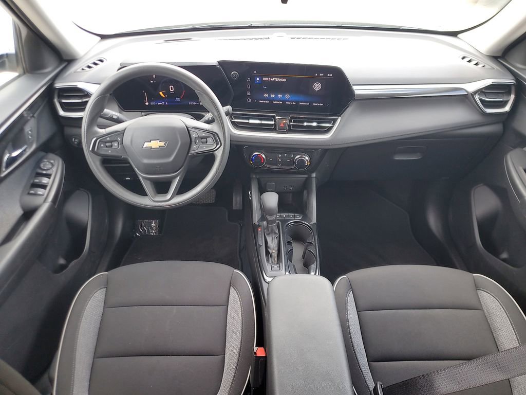 Used 2025 Chevrolet TrailBlazer LT AWD/4WD image 2