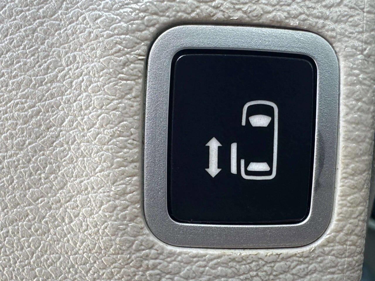 Used 2017 Chrysler Pacifica Limited w/ UConnect Theater Package image 13