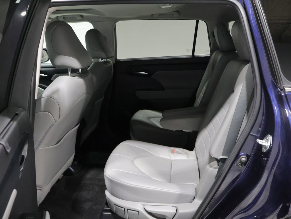 Used 2023 Toyota Highlander XLE image 18