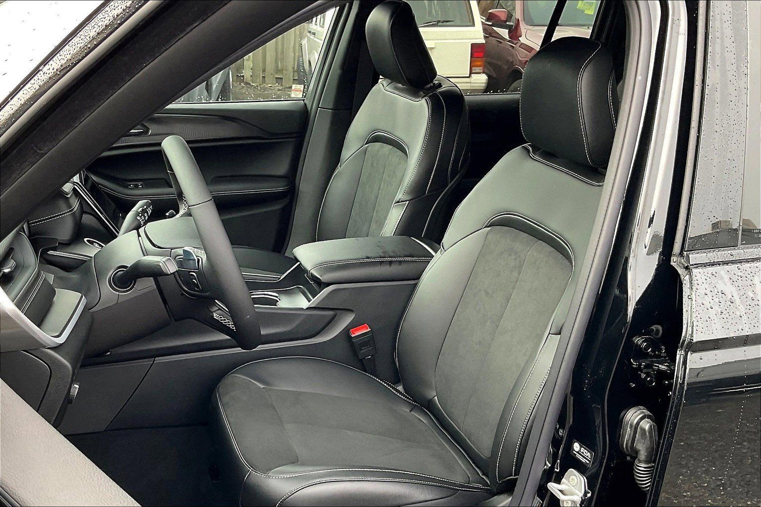 New 2025 Jeep Grand Cherokee Altitude image 10