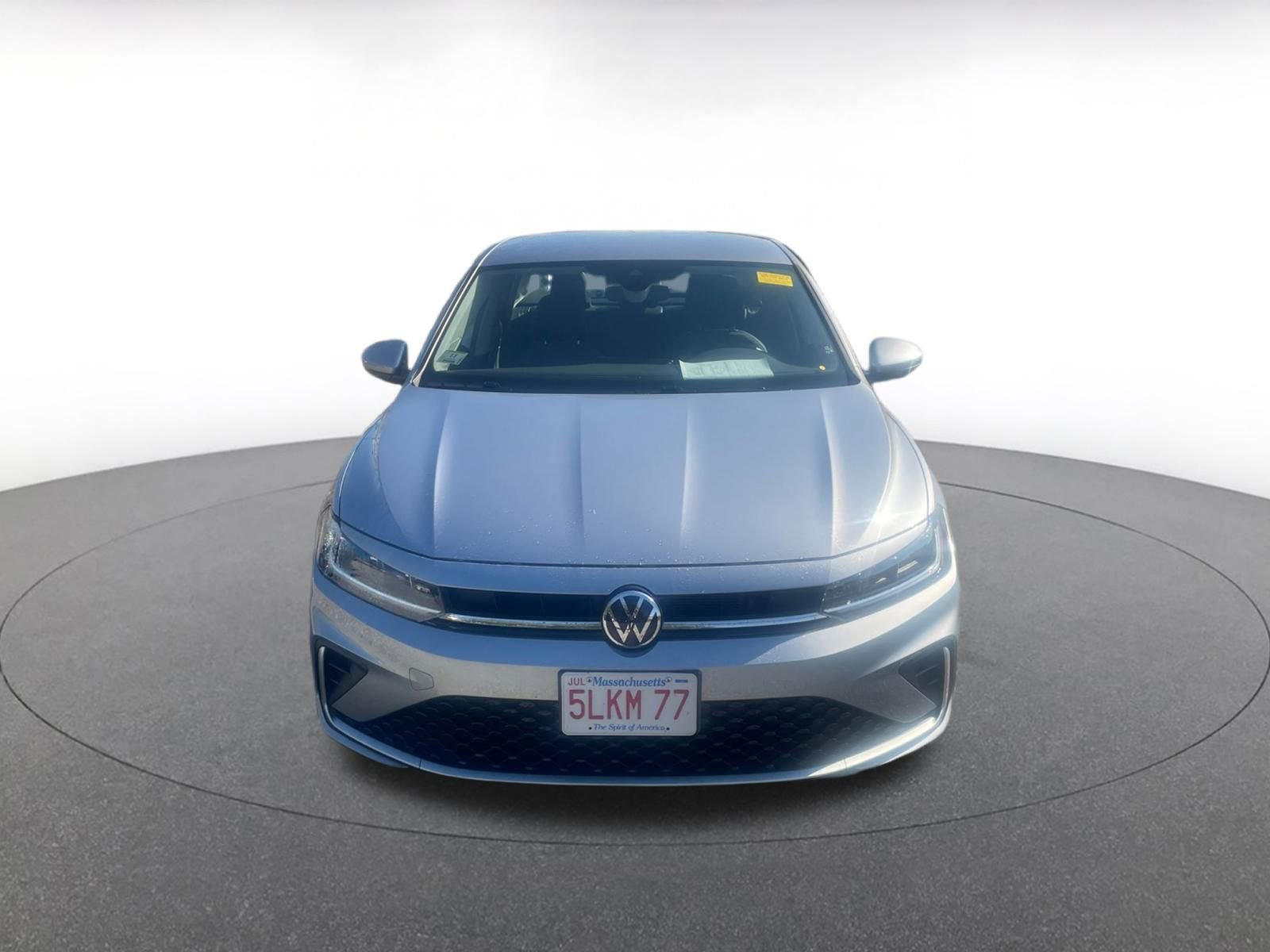 Used 2025 Volkswagen Jetta SE image 2