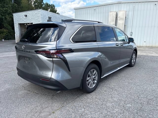 Used 2026 Toyota Sienna XLE FWD image 4