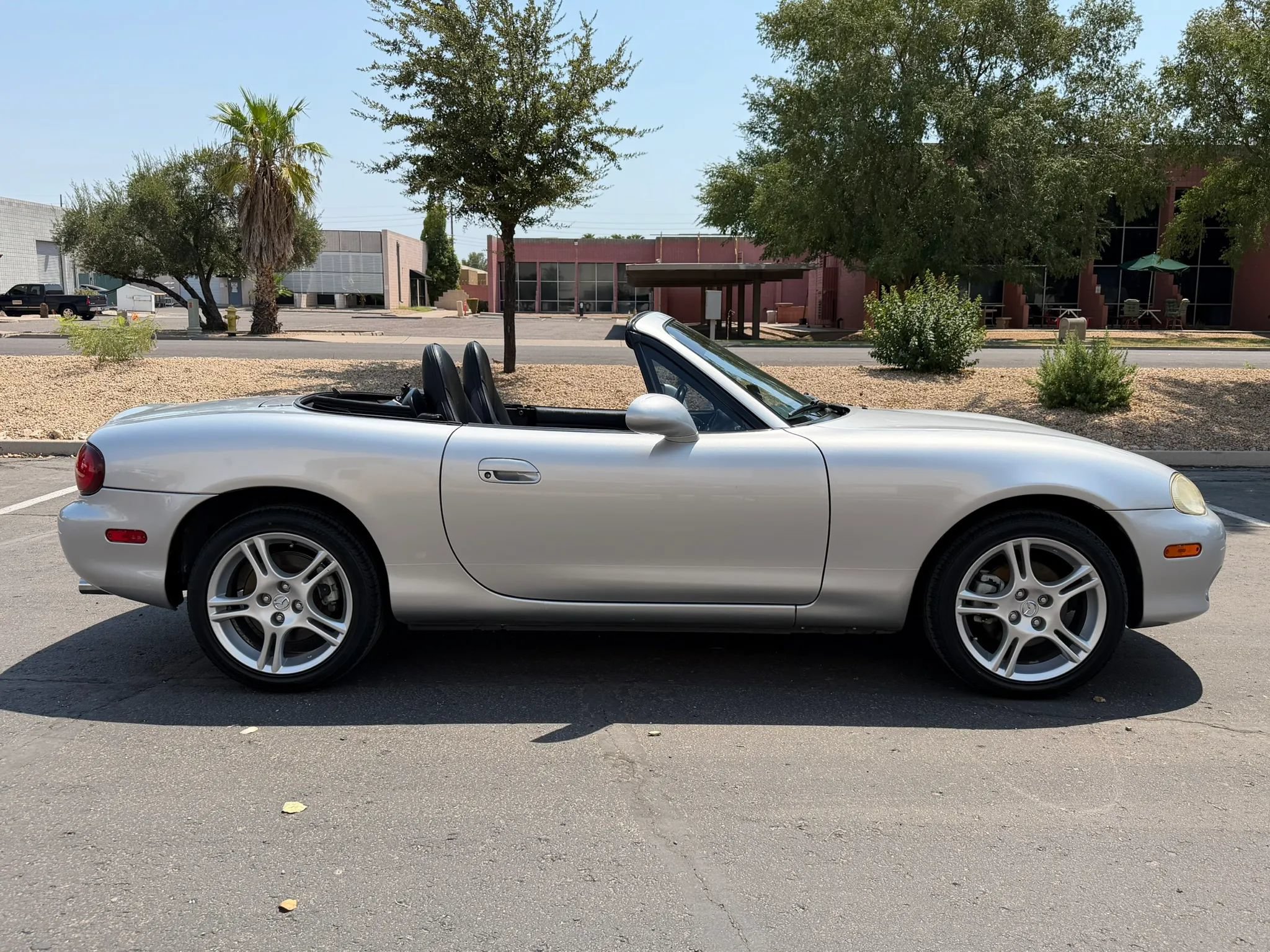 Used 2005 MAZDA MX-5 Miata LS RWD image 10