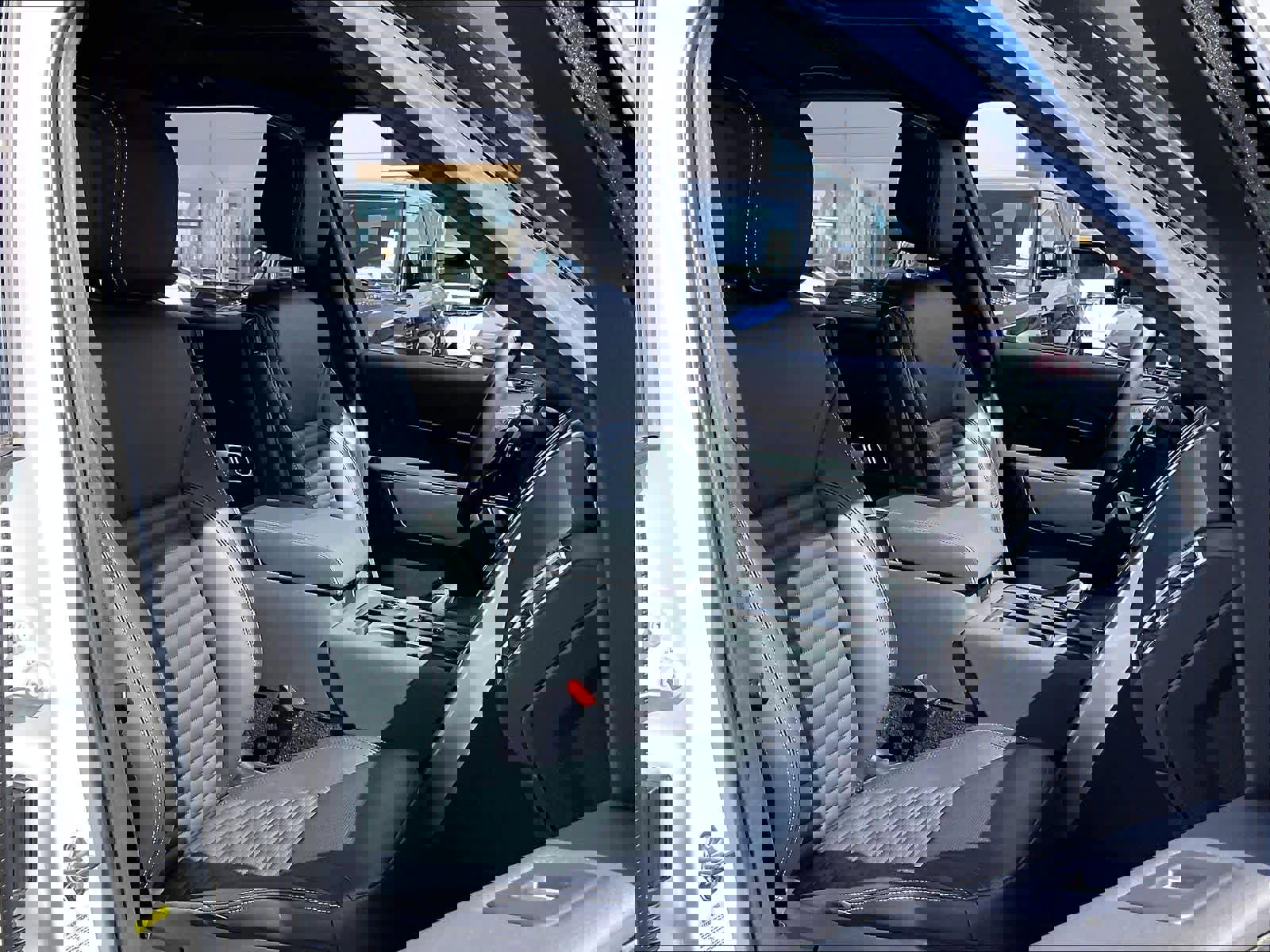 Used 2025 Land Rover Discovery S image 8