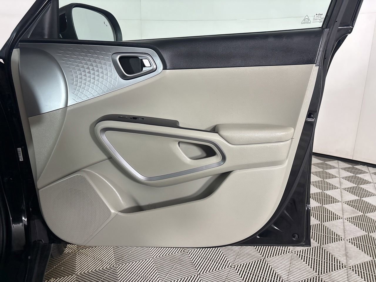 Used 2025 Kia Soul LX w/ LX Technology Package FWD image 25