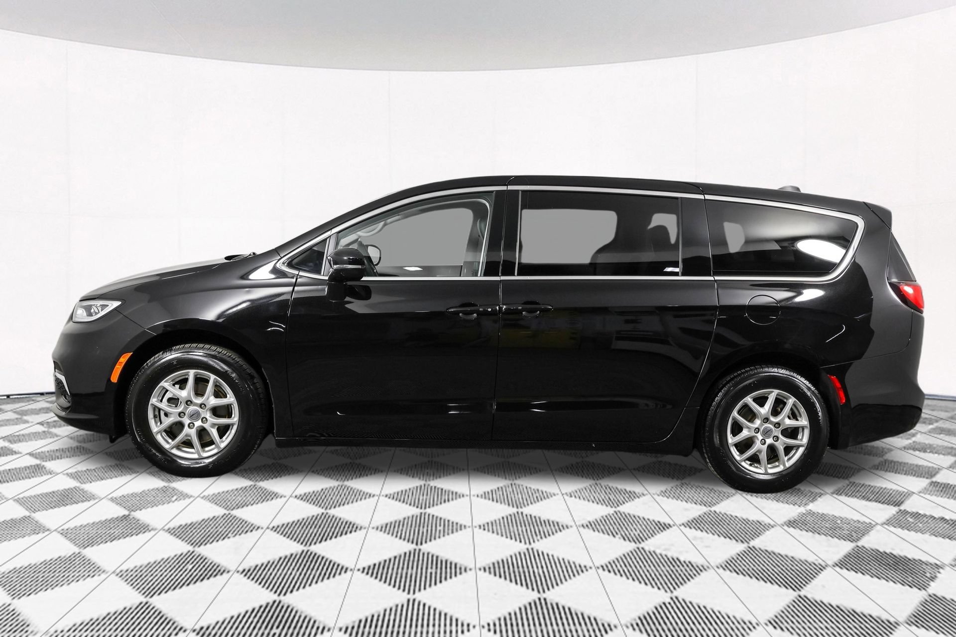 Used 2024 Chrysler Pacifica Touring-L FWD image 19