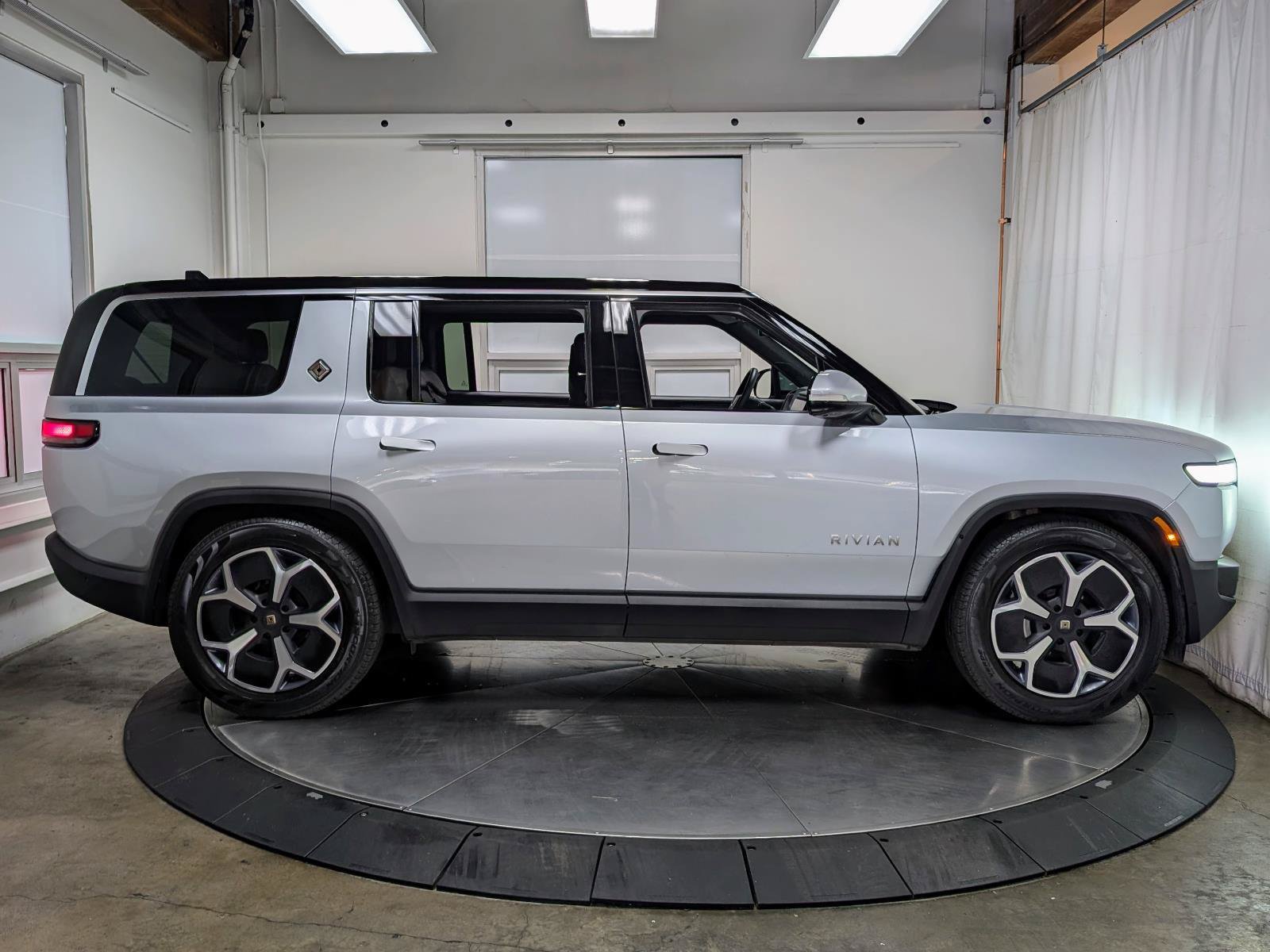 Used 2024 Rivian R1S Adventure AWD/4WD image 10